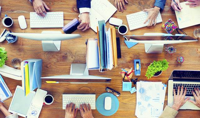Equipo-trabajo-oficina-Foto-
