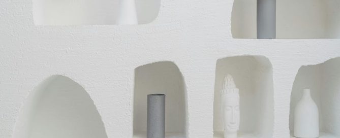 Salón moderno con elementos de diseño wabi-sabi, escandinavo y kinfolk combinados