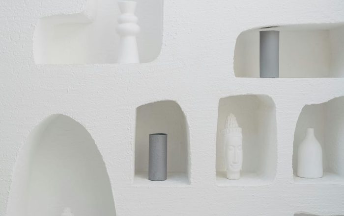 Salón moderno con elementos de diseño wabi-sabi, escandinavo y kinfolk combinados