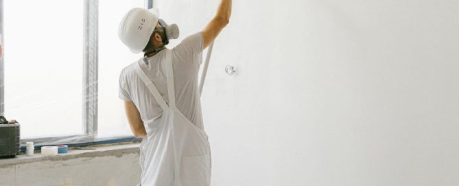 Personas pintando una habitación con pintura de calidad