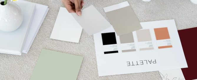 Persona midiendo planos y materiales para remodelar su casa