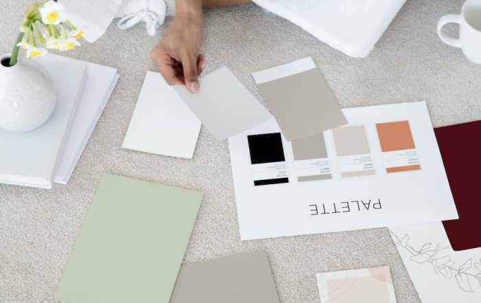 Persona midiendo planos y materiales para remodelar su casa