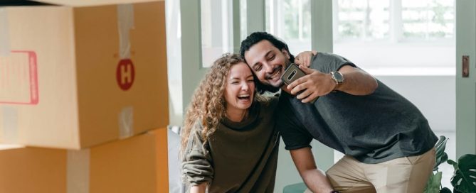 pareja revisando contrato de alquiler en su nuevo departamento