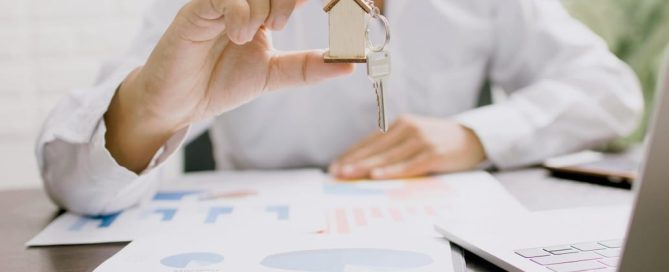 agente inmobiliario entregando llaves de una vivienda lista para publicar en Inmoup