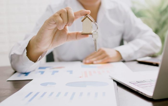 agente inmobiliario entregando llaves de una vivienda lista para publicar en Inmoup