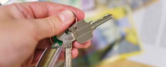 Inquilino firmando renovación de contrato de alquiler en Argentina 2025