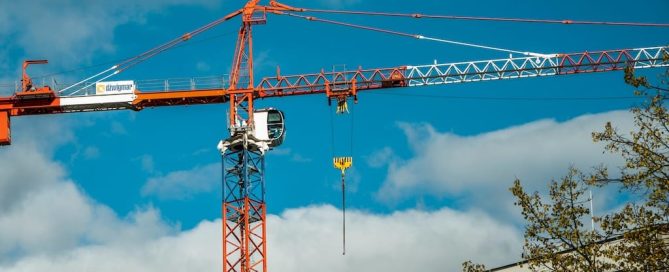 Edificio moderno en construcción modular con equipos trabajando y diseño arquitectónico avanzado