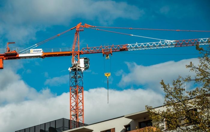 Edificio moderno en construcción modular con equipos trabajando y diseño arquitectónico avanzado