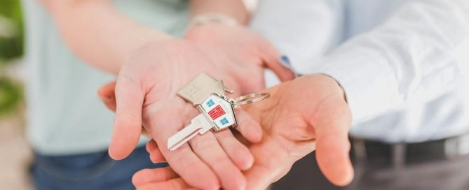 mujer analizando opciones de alquiler y compra de propiedades en Argentina