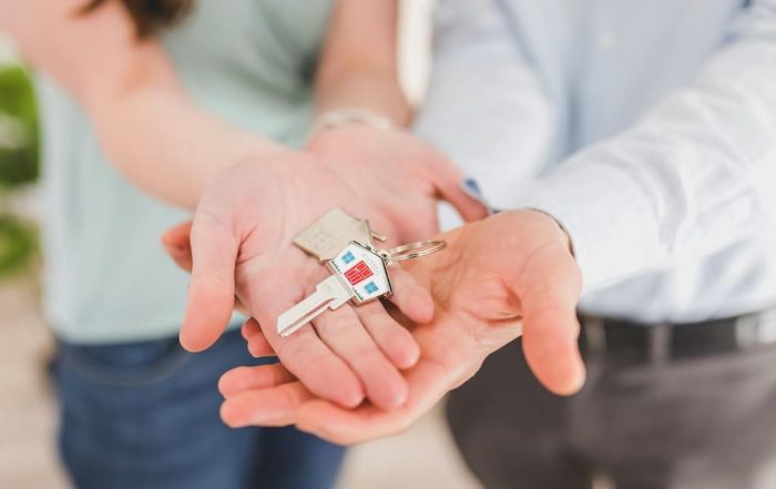 mujer analizando opciones de alquiler y compra de propiedades en Argentina