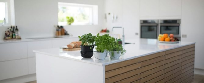 Cocina moderna con diseño cálido, materiales naturales y estilo suave