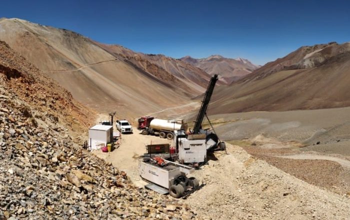 Panorámica urbana y cordillera en San Juan, Argentina