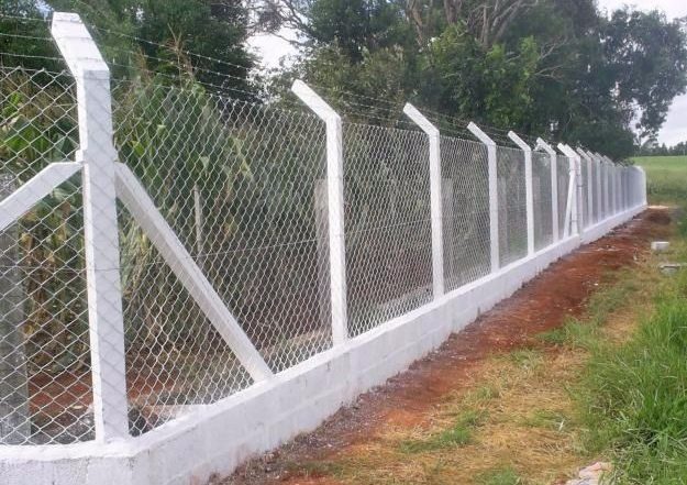 Cerco delimitando un terreno en Argentina