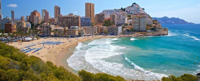 Benidorm y su skyline de rascacielos frente al Mediterráneo