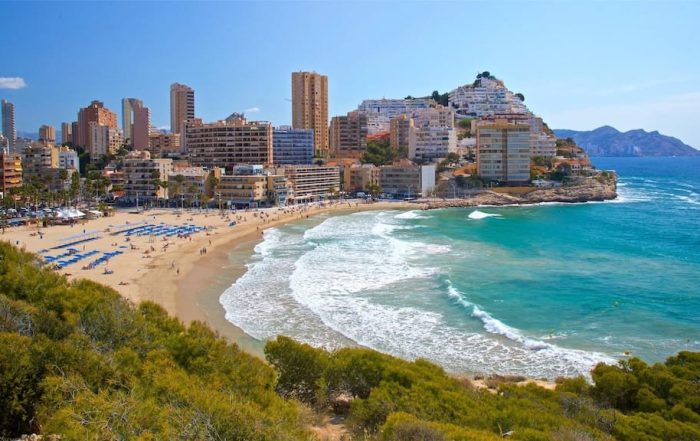 Benidorm y su skyline de rascacielos frente al Mediterráneo