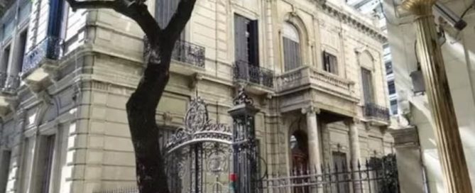Mansión de lujo con arquitectura clásica y jardines