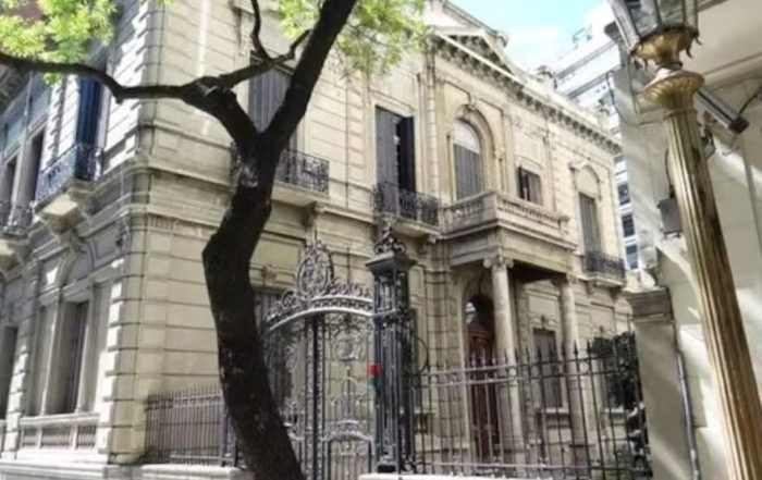 Mansión de lujo con arquitectura clásica y jardines