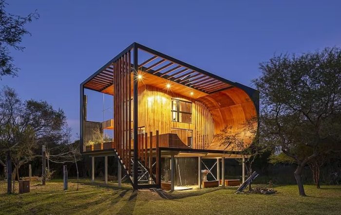 Casa moderna en el Delta del Paraná con pista de skate en la fachada
