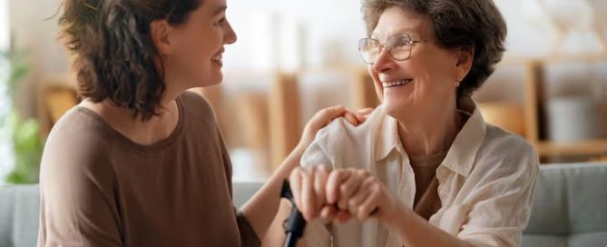 Adultos mayores compartiendo vivienda y conversando en casa