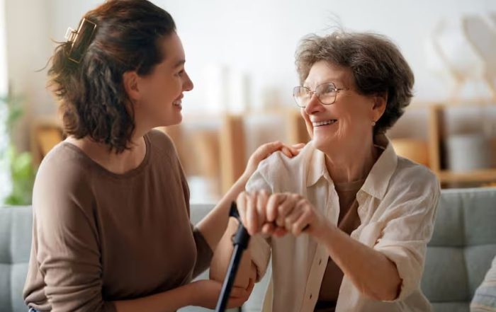 Adultos mayores compartiendo vivienda y conversando en casa