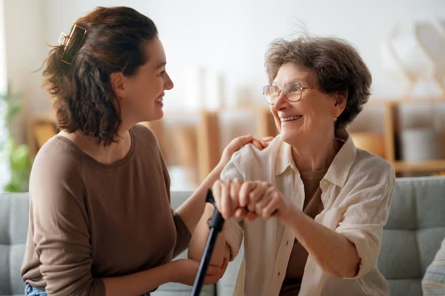 Adultos mayores compartiendo vivienda y conversando en casa