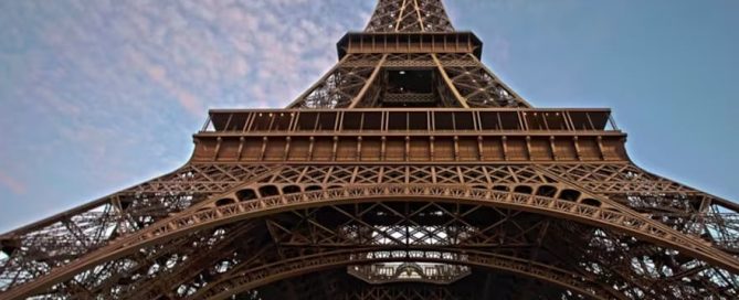 Vista de la Torre Eiffel en París, símbolo de arquitectura y misterio