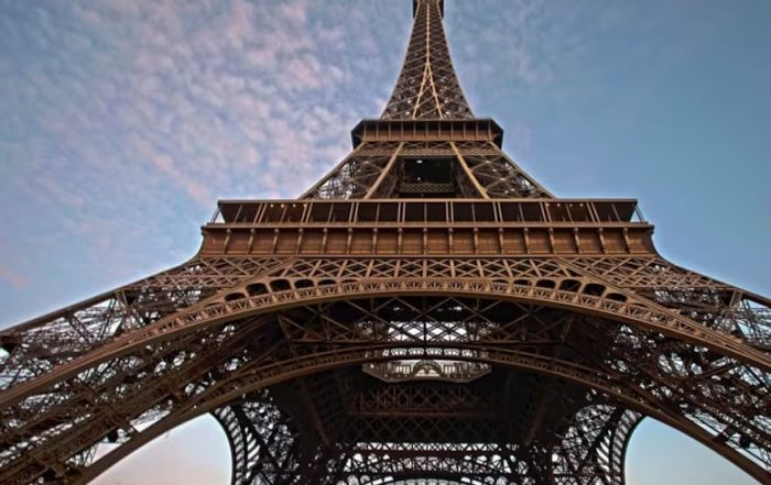 Vista de la Torre Eiffel en París, símbolo de arquitectura y misterio
