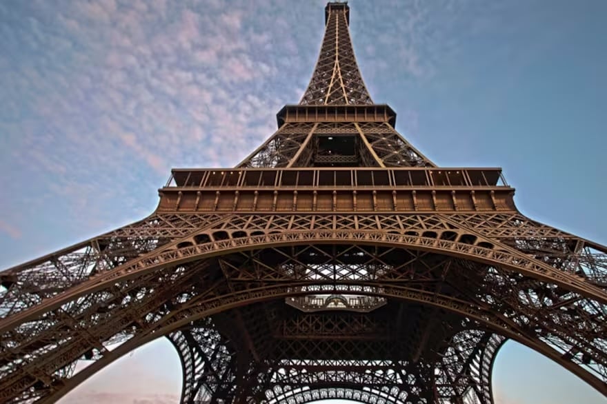 Vista de la Torre Eiffel en París, símbolo de arquitectura y misterio