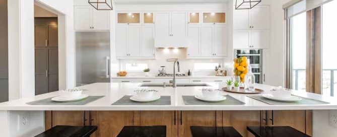 Cocina moderna renovada con buena iluminación y distribución funcional