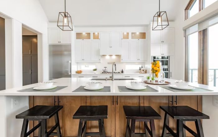 Cocina moderna renovada con buena iluminación y distribución funcional