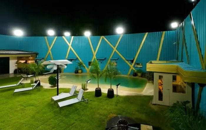 Mini playa con piscina de arena en jardín residencial moderno en Argentina