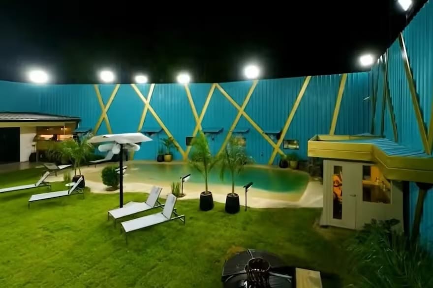 Mini playa con piscina de arena en jardín residencial moderno en Argentina