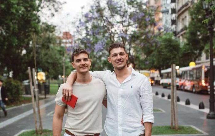 Proyecto hotelero sustentable en Villa La Angostura inspirado en una serpiente entre el bosque