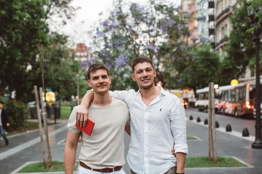 Proyecto hotelero sustentable en Villa La Angostura inspirado en una serpiente entre el bosque