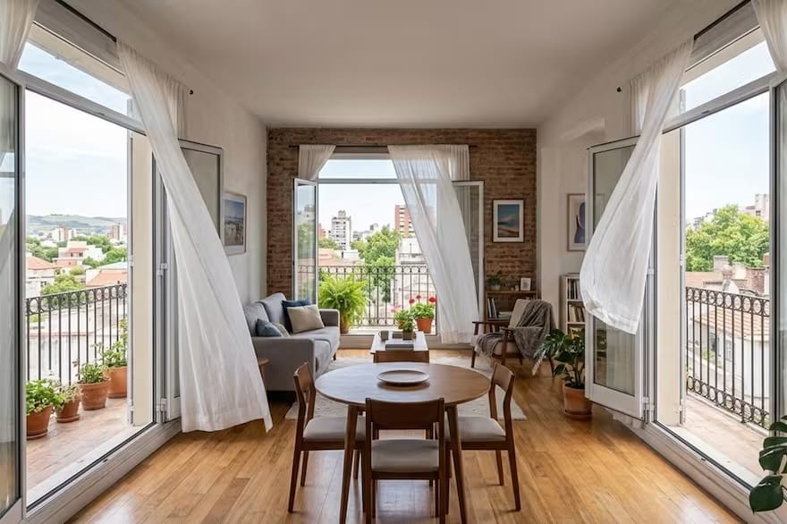 Ventanas abiertas generando ventilación cruzada en un departamento