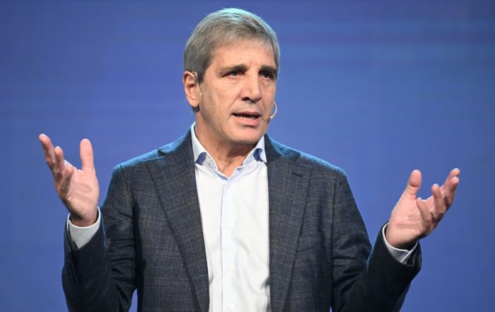 Luis Caputo durante un anuncio económico vinculado al crédito hipotecario