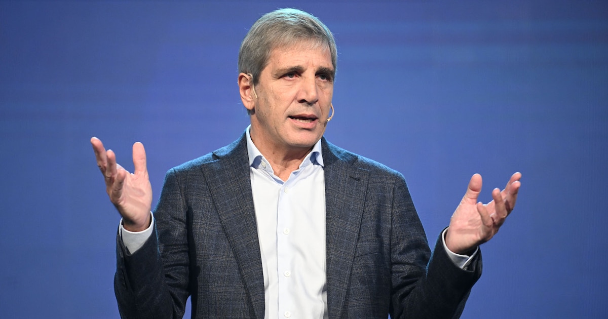Luis Caputo durante un anuncio económico vinculado al crédito hipotecario