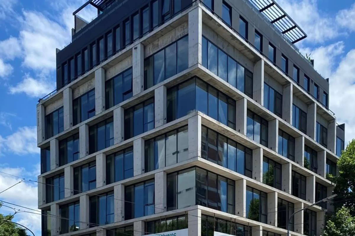 Edificio de oficinas AAA adquirido por un REIT en Parque Patricios