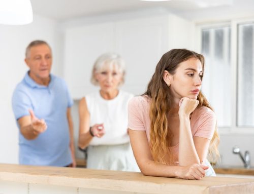 Los expertos en psicología coinciden: quienes vuelven a vivir a la casa de sus padres afrontan un proceso de transición complejo que puede traer estrés – LA NACION